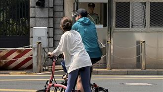 胡歌女兒3歲了　全家騎車兜風身影被目擊