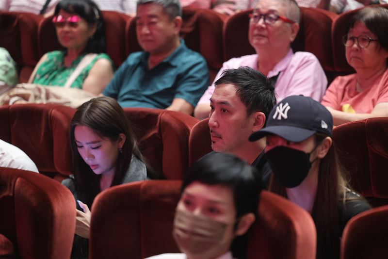 李進良與Emma現身觀眾席。(圖/記者鄭孟晃攝影)