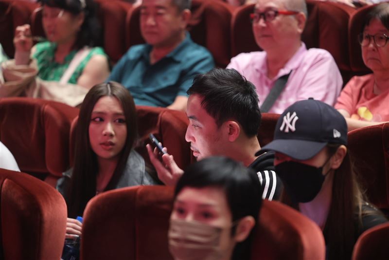 李進良與Emma現身觀眾席。(圖/記者鄭孟晃攝影)