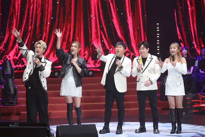 小禎(左2)首度加入鑽石舞台之夜演唱會演出。(圖/記者鄭孟晃攝影)