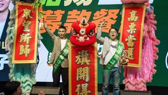 募款餐會余天驚喜獻唱〈榕樹下〉！