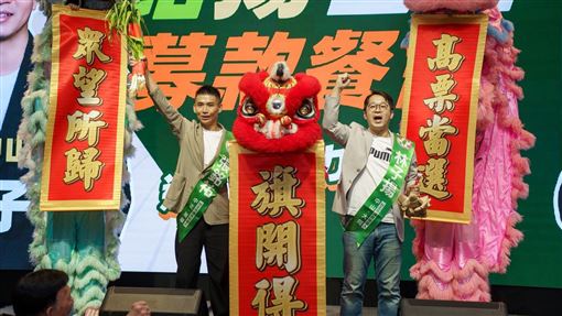 募款餐會余天驚喜獻唱〈榕樹下〉！