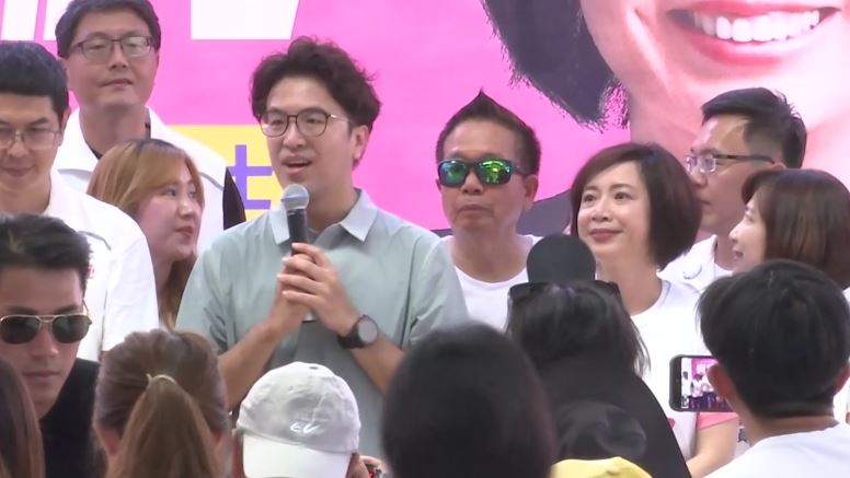 民進黨台北市長參選人沈伯洋今(27)日赴台中合體市長參選人何欣純,參與百工百業後援會成立。(圖/翻攝畫面)