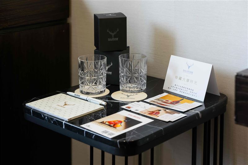 「慕舍×大摩」聯名主題房-迎賓禮贈組:包含大摩15年及亞歷山大三世威士忌兌換券(20ml),精緻威杯、專屬用筆及小卡手冊等。(圖/飯店旅宿業者提供)