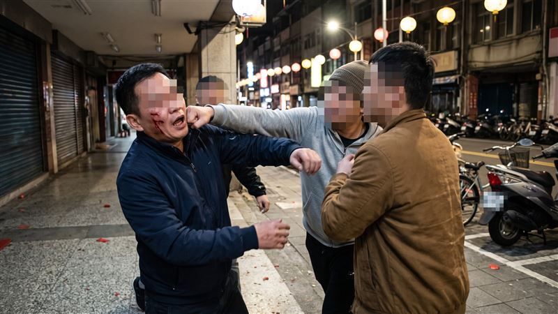 男子今年除夕夜在路上跟鄭姓、賴路人擦肩而過時,喊「新年快樂」,被誤以為遭嗆聲挑釁;被2人當街毆傷。(示意圖/AI製圖)