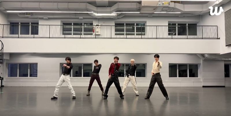 韓國男團TXT為了不讓粉絲們期待落空,特地直播把原本準備好的舞台呈現給粉絲。(圖/翻攝自Weverse)