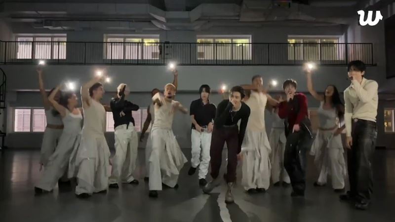 雖然沒有原定場地與專業音響設備,但成員表示,表演並不是非得具備這些條件才能完成。(圖/翻攝自Weverse)