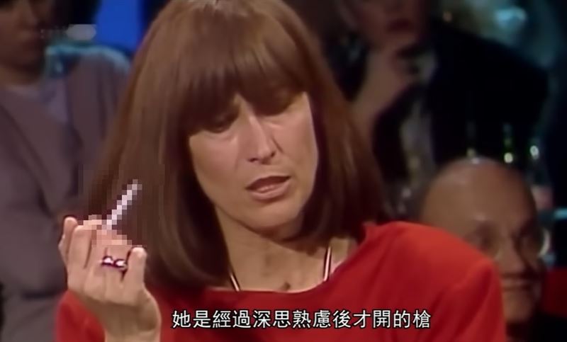 當克勞斯坐在被告席時,瑪莉安突然拔槍射擊,短短幾秒內連開8槍,其中7發擊中克勞斯,最終造成他當場死亡。(圖/翻攝自奇聞觀察室YT)