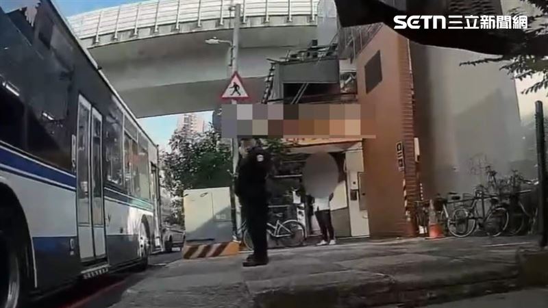 60歲高姓男子陳屍公車上,明顯已死亡多日、未送醫,初步排除他殺,全案將報請台北地檢署相驗,以進一步釐清死因。(圖/翻攝畫面)