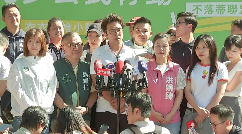 沈伯洋下午出席「台北兒少行動 不落蒂聯盟X衣衣不捨小隊聯合倡議」。(圖/翻攝畫面)