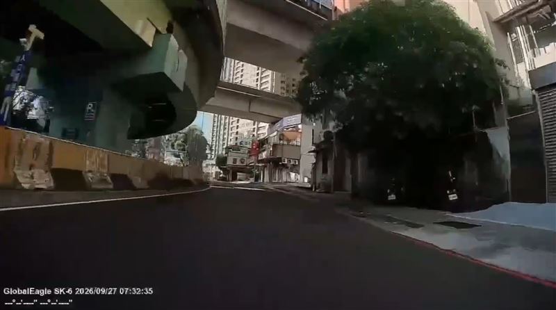 一名男子陳屍於公車上,今(27日)一早於新店捷運總站被民眾發現。(圖/翻攝畫面)