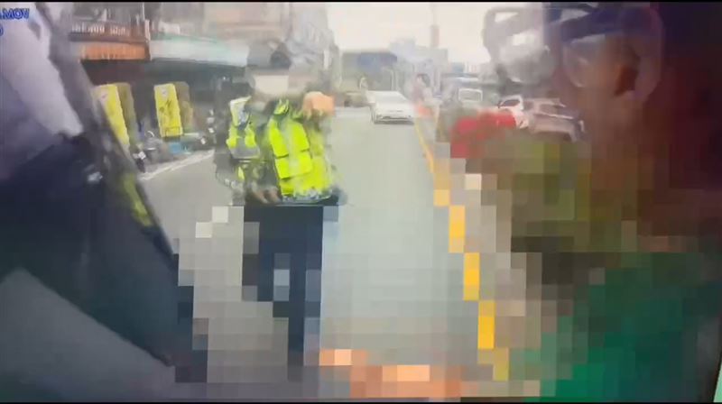 曾姓副所長遭撞後負傷逮捕張男。(圖/翻攝畫面)
