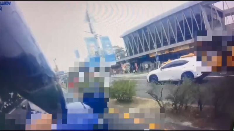 開著瑪莎拉蒂的張姓男子將曾姓所長撞倒,事後還打電話去派出所恐嚇,案經法院審理後判處1年2個月徒刑。(圖/翻攝畫面)