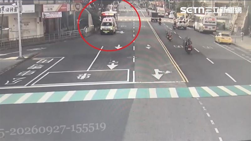 新北市新店區發生一起命案,60歲高姓男子陳屍公車內,已明顯死亡多日。(圖/翻攝畫面)