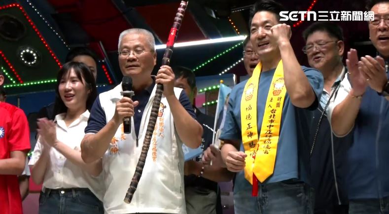 台北市長蔣萬安出席中山區中庄仔福德宮平安晚宴獲贈甘蔗,卻未帶走。(圖/翻攝畫面)