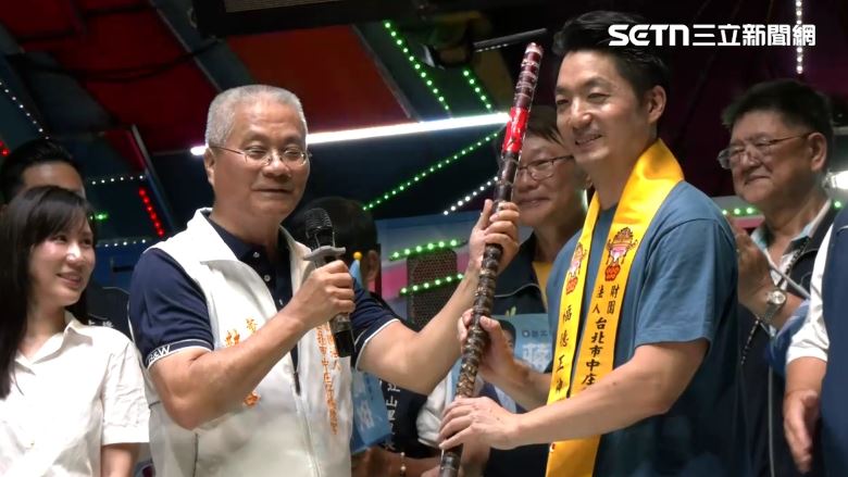 台北市長蔣萬安出席中山區中庄仔福德宮平安晚宴獲贈甘蔗。(圖/翻攝畫面)