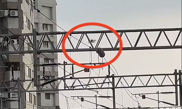無人機撞擊電桿後墜落鐵軌上,險些引發公共安全事故。(圖/翻攝自YouTube Pohan的鐵路頻道)