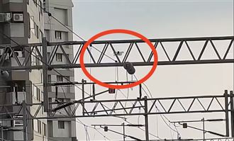 台鐵豐原站驚魂！無人機撞電桿「墜鐵軌」