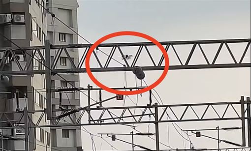 台鐵豐原站驚魂！無人機撞電桿「墜鐵軌」