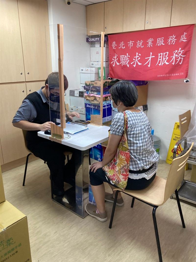 北市勞動局就業服務處9月29日至10月2日,共邀集20家知名企業於各就服站舉辦現場徵才活動,提供達457個工作機會。(圖/翻攝自北市府官網)
