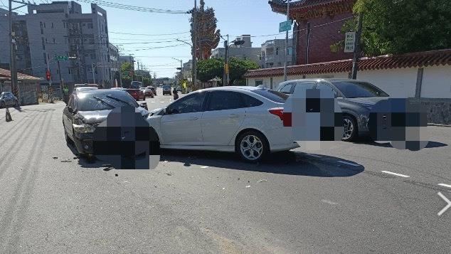 台南佳里子龍廟永昌宮前2車對撞,車頭嚴重損毀造成5人受傷。(圖/翻攝畫面)