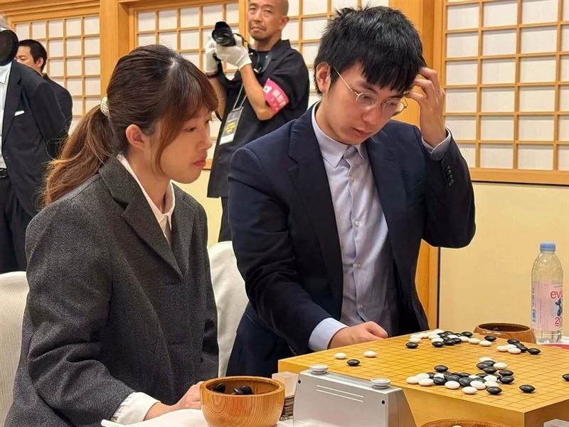 2026世界雙人圍棋最強戰,台灣代表許皓鋐(右)、楊子萱在冠軍戰不敵地主日本組合,拿到世界亞軍。(海峰棋院)