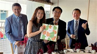 黃偉哲生日忍腰傷搭廉航　赴星國行銷臺南