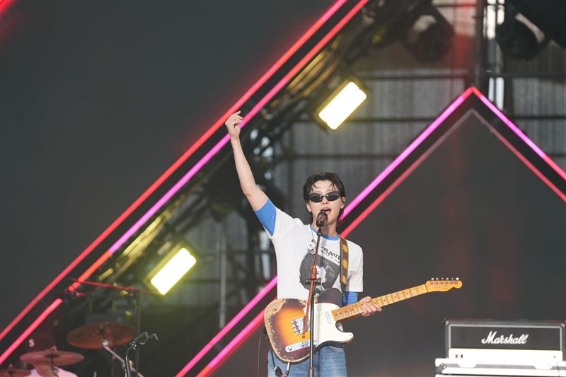 WOODZ在KRAZY Music Festival Taipei彈吉他。(圖/讀者提供)