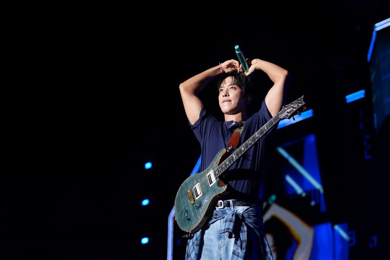 CNBLUE隊長兼主唱鄭容和在KRAZY Music Festival Taipei手比愛心。(圖/讀者提供)