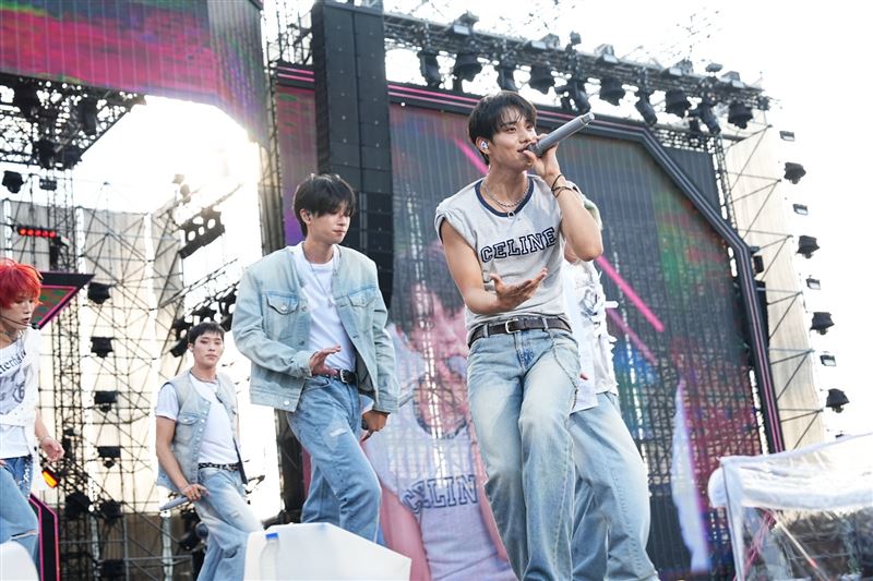 P1Harmony在KRAZY Music Festival Taipei炒熱全場氣氛。(圖/讀者提供)