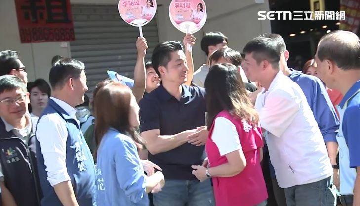 蔣萬安拜廟遇許甫畫面曝光 藍小雞這樣看