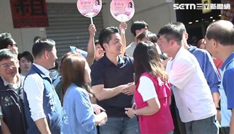 蔣萬安拜廟遇許甫畫面曝光　藍小雞這樣看