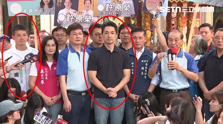蔣萬安受訪時,許甫就在站秦慧珠的旁邊。(圖/翻攝畫面)