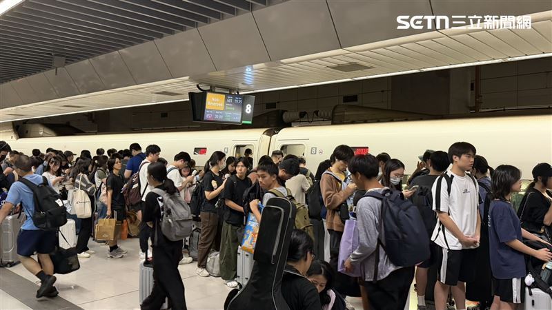 中秋連假返鄉人潮大爆發,高鐵自由座排到滿出來,甚至出現自由座旅客站進對號座車廂的情況。(圖/記者賴俊佑攝影)