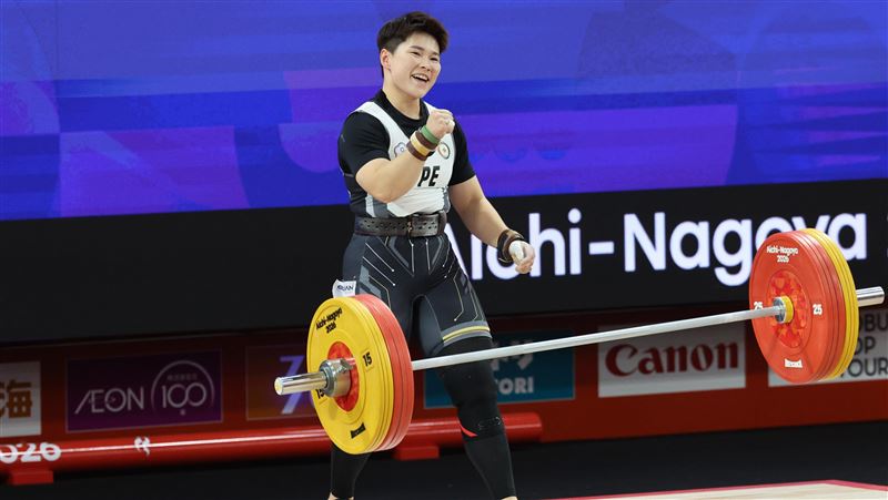 台灣舉重女將陳玟卉27日在69公斤級以抓舉106公斤、挺舉126公斤、總和232公斤拿下銀牌,她表示,當年巴黎奧運失利轉化為成長養分,如今終於開花結果。(圖/代表團提供)