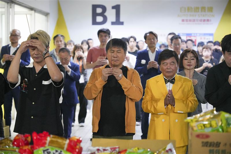 胡瓜演出前率領工作人員拜拜。(圖/萬星傳播提供)