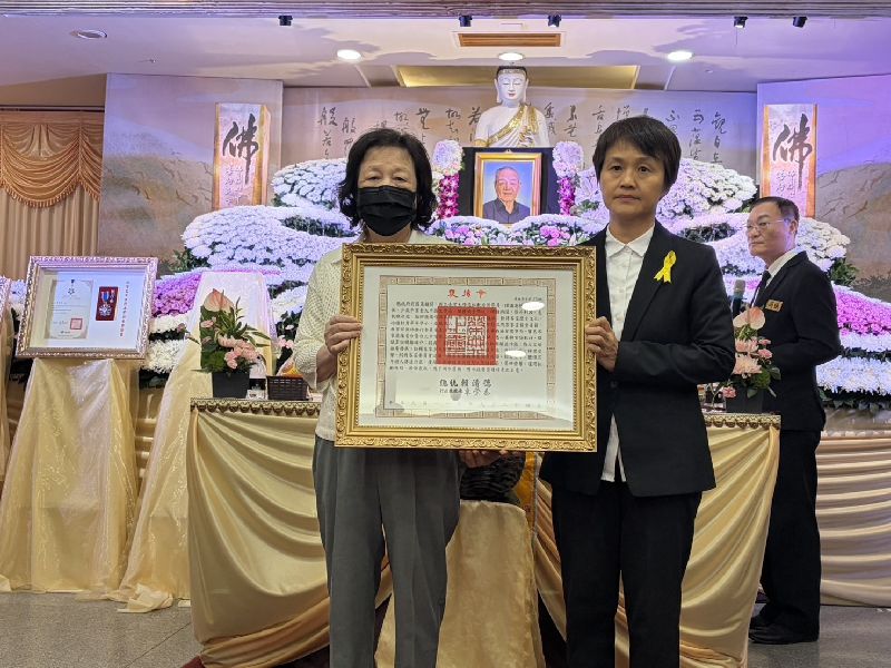 客家前輩梁榮茂辭世 古秀妃代頒總統褒揚令客委會主委古秀妃(前右)27日出席台大退休教授、客家前輩梁榮茂告別式,代表總統頒發總統褒揚令,表彰其深耕客家語言文化、開拓客語電台與倡導還我母語運動的卓著貢獻。(客委會提供)中央社記者張雄風傳真 115年9月27日