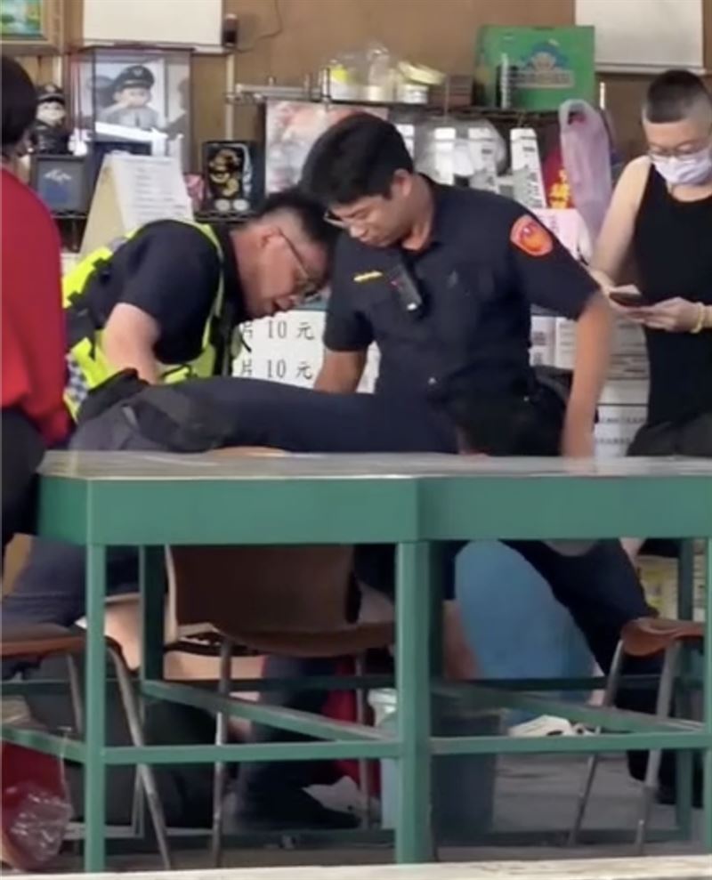 男子酒意上湧泥醉發酒瘋遭壓制。(圖/翻攝畫面)