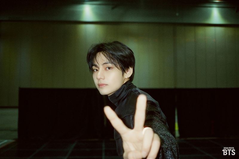 BTS即將展開世界巡演拉丁美洲場次,沒想到開唱前夕,成員V卻傳出遭到網路死亡威脅。(圖/翻攝自Weverse)