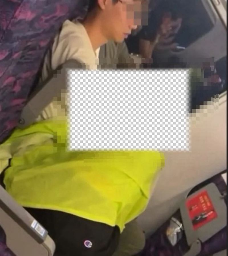 中國網路近日瘋傳一段車內影片,一對男女疑似在座位上做出超越一般親密互動的行為,旁邊甚至有人拿手機拍攝,2人似乎也沒有急著避開鏡頭,畫面曝光後瞬間引爆討論。(圖/翻攝自網路)