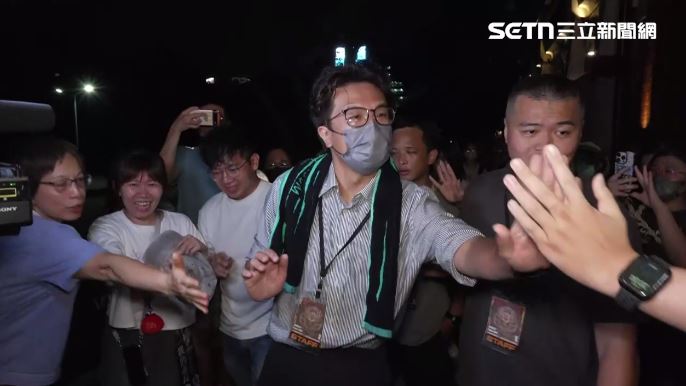 沈伯洋說,突發奇想試試看是不是戴口罩,大家就認不出來,結果真的成功了。(圖/翻攝畫面)