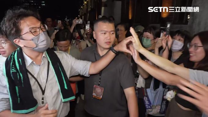 200公尺走4分鐘　沈伯洋晚間戴口罩現身