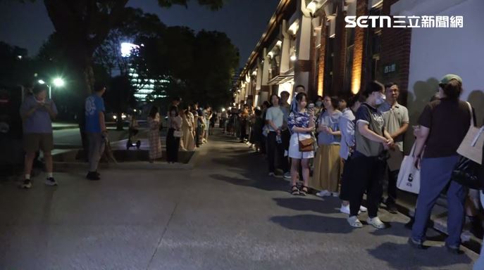 民眾整齊地排成一列。(圖/翻攝畫面)