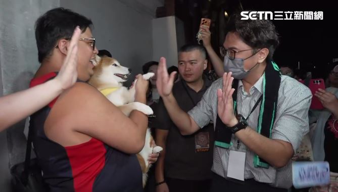 有民眾帶著柴犬到場,沈伯洋也順道與柴犬擊掌。(圖/翻攝畫面)