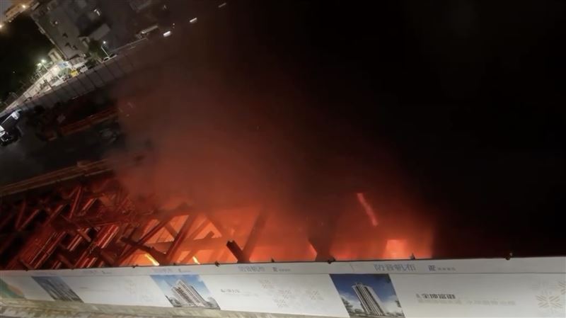 台北市樂業街某處建築工地發生火警。(圖/翻攝自Threads @hsuan9880)