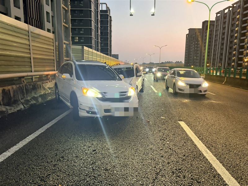 張男向右變換車道時撞上另2輛車。(圖/翻攝畫面)