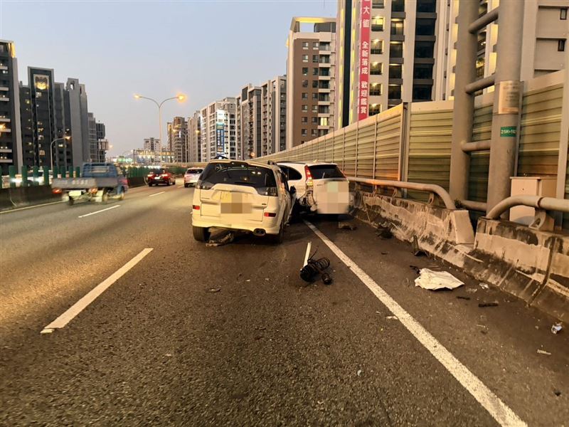 台74線快速道路發生3車連環撞車禍。(圖/翻攝畫面)