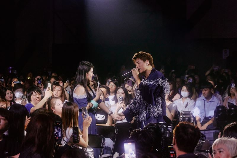 點歌環節,蕭景鴻每首歌曲都牽著歌迷的手、看著對方眼睛演唱。(圖/相信音樂提供)