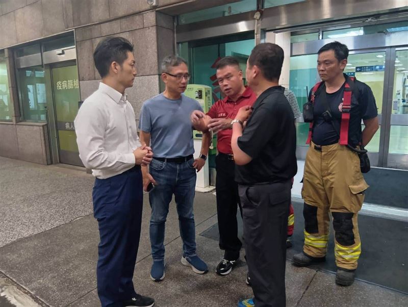 台北市長蔣萬安(左)到醫院探視受傷的消防弟兄。(圖/翻攝自張志豪臉書)