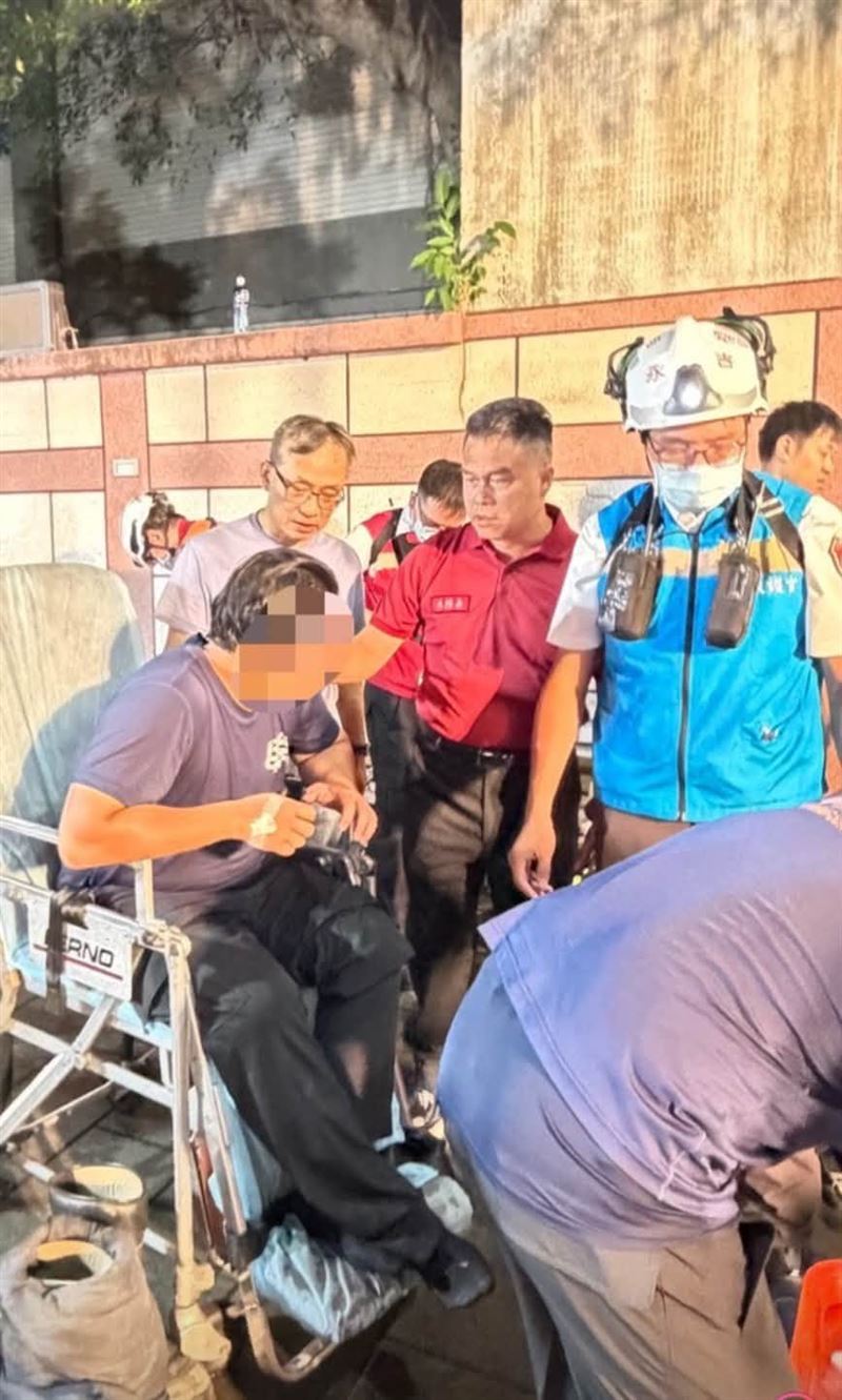 北市大安區工地大火消防員累癱!3人不適「1人疑熱衰竭」,消防出身的議員張志豪到現場關心。(圖/翻攝自張志豪臉書)